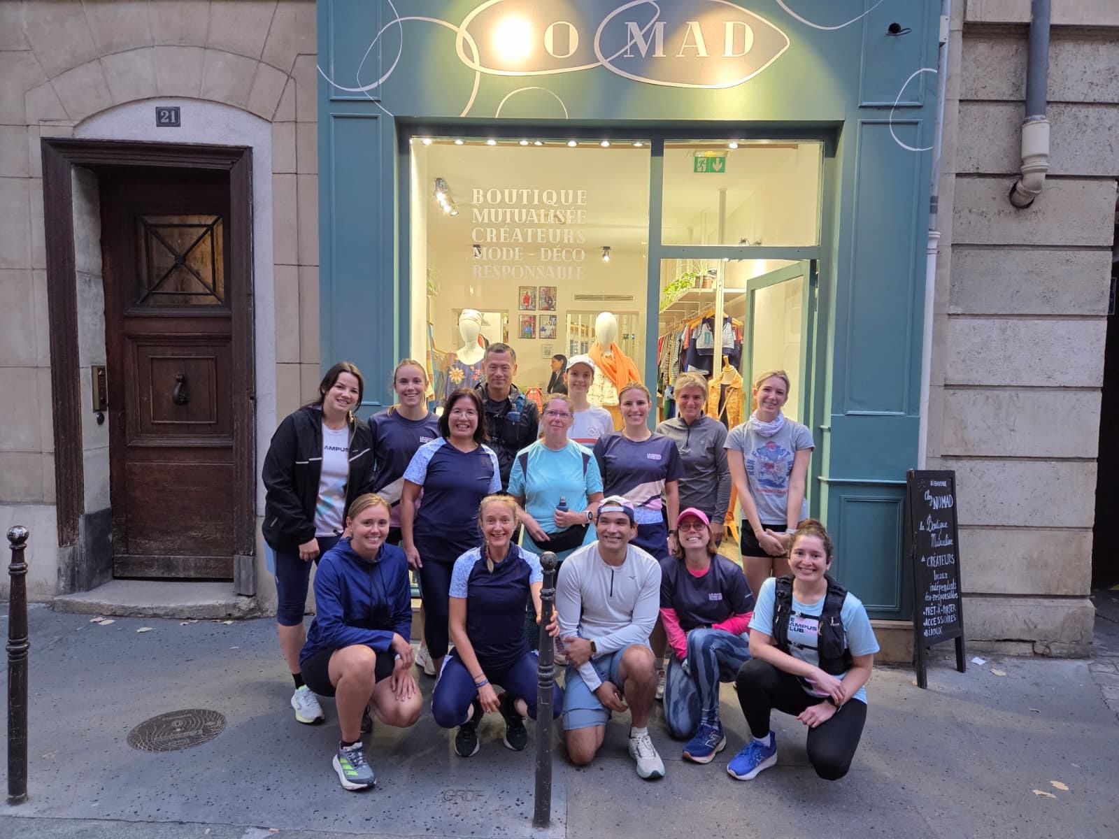 Rassemblement devant la boutique